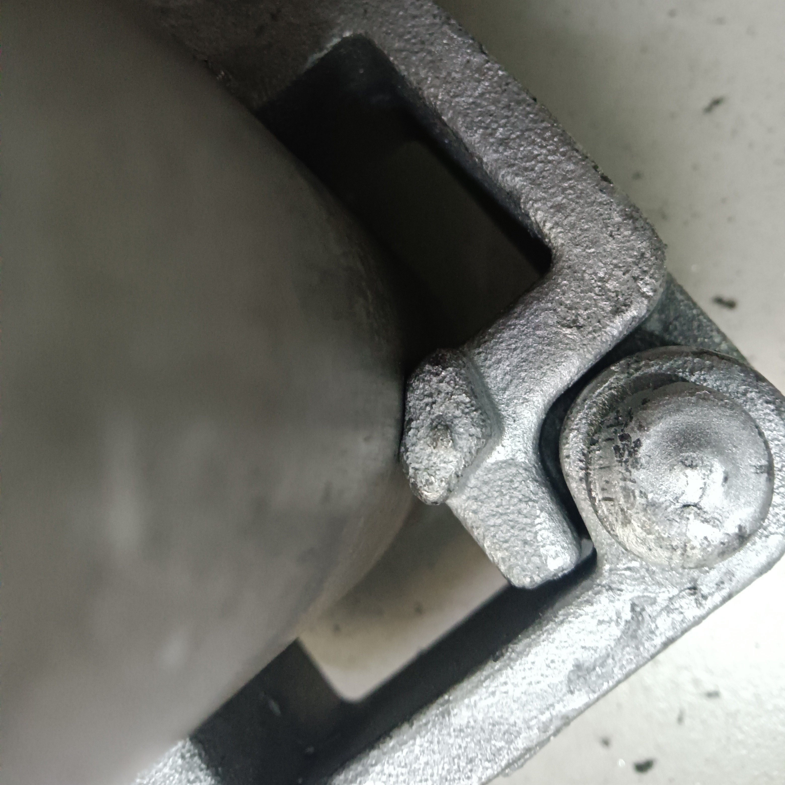 Morsetto per ponteggi a forma speciale con accoppiatore ad anello