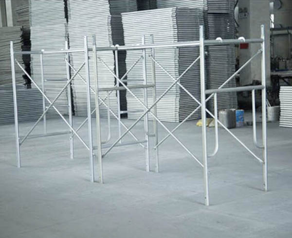 GI cammina attraverso le cornici delle impalcature