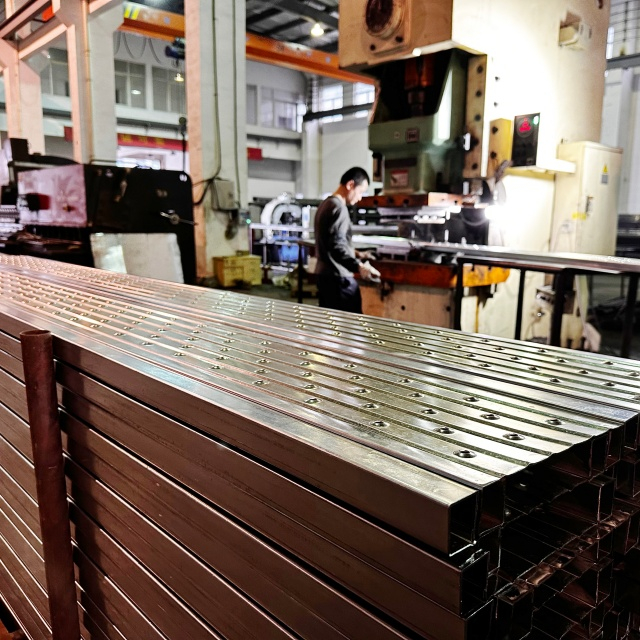 tavola in acciaio chiuso