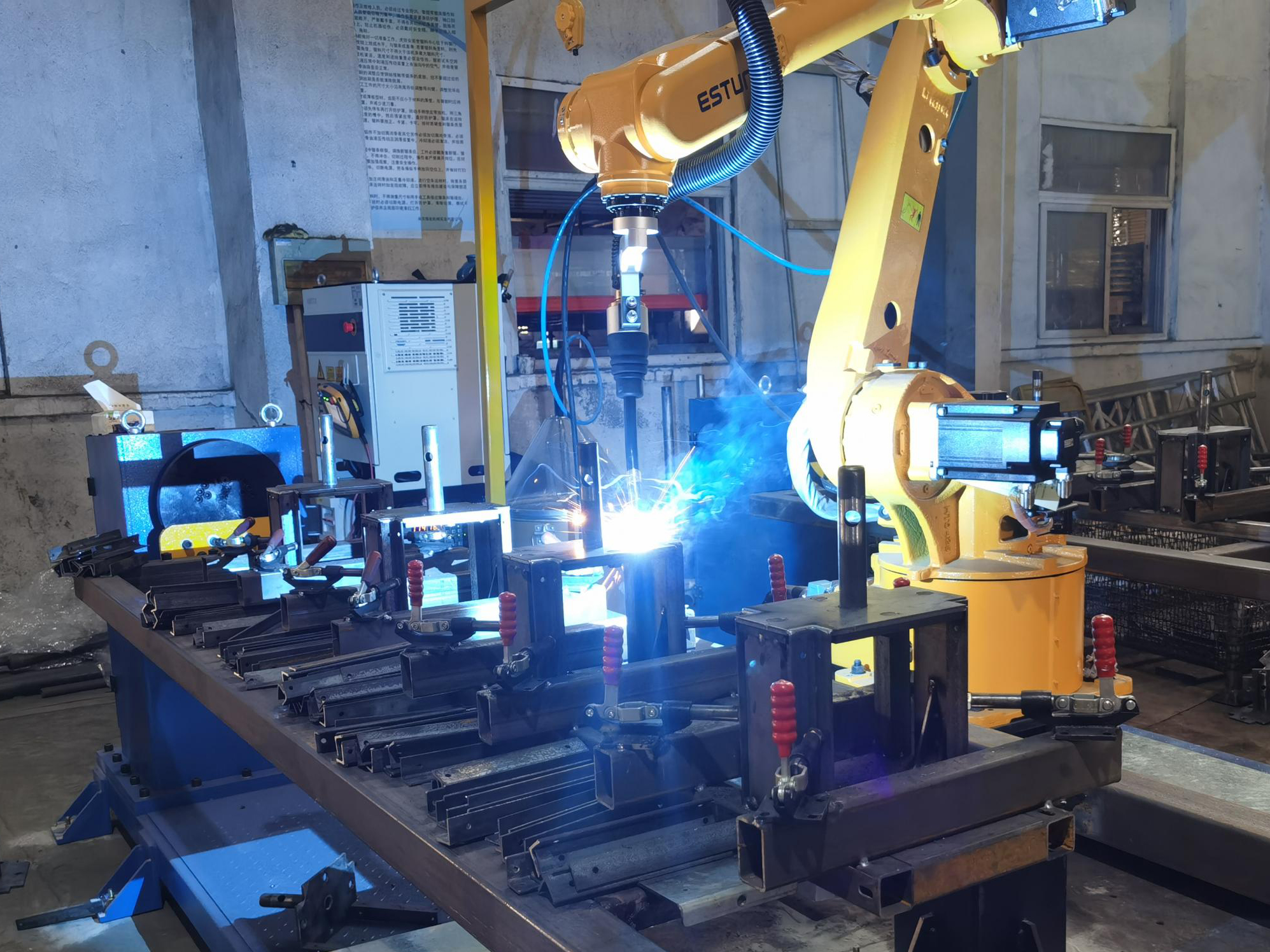 Che ne dici di una testa fissa in acciaio saldata dai robot?