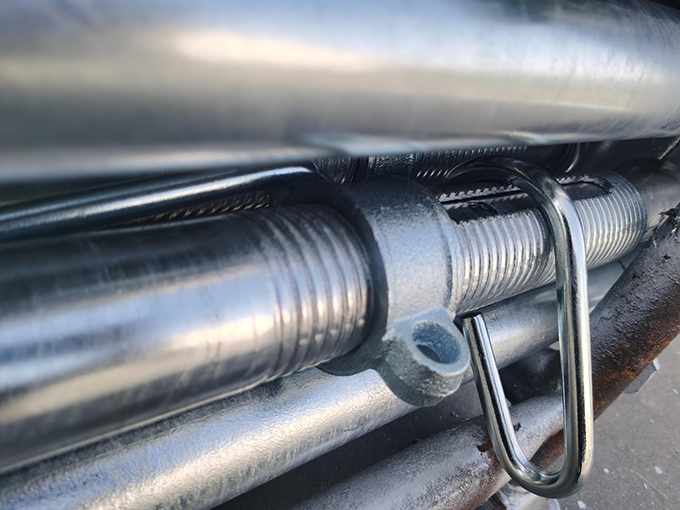 Cosa sono gli oggetti di acciaio delle impalcature? 