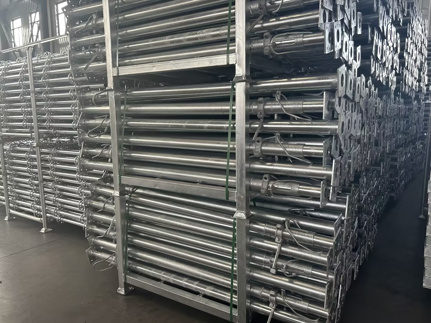 oggetti di scena in metallo 