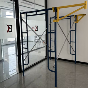 Camminare attraverso le impalcature