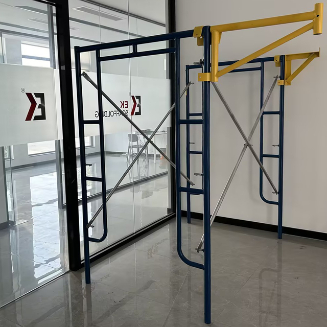 Camminare attraverso le impalcature