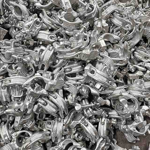 Accoppiatore di accessori per impalcature