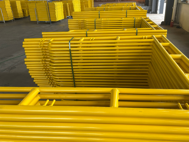 camminata gialla attraverso la cornice