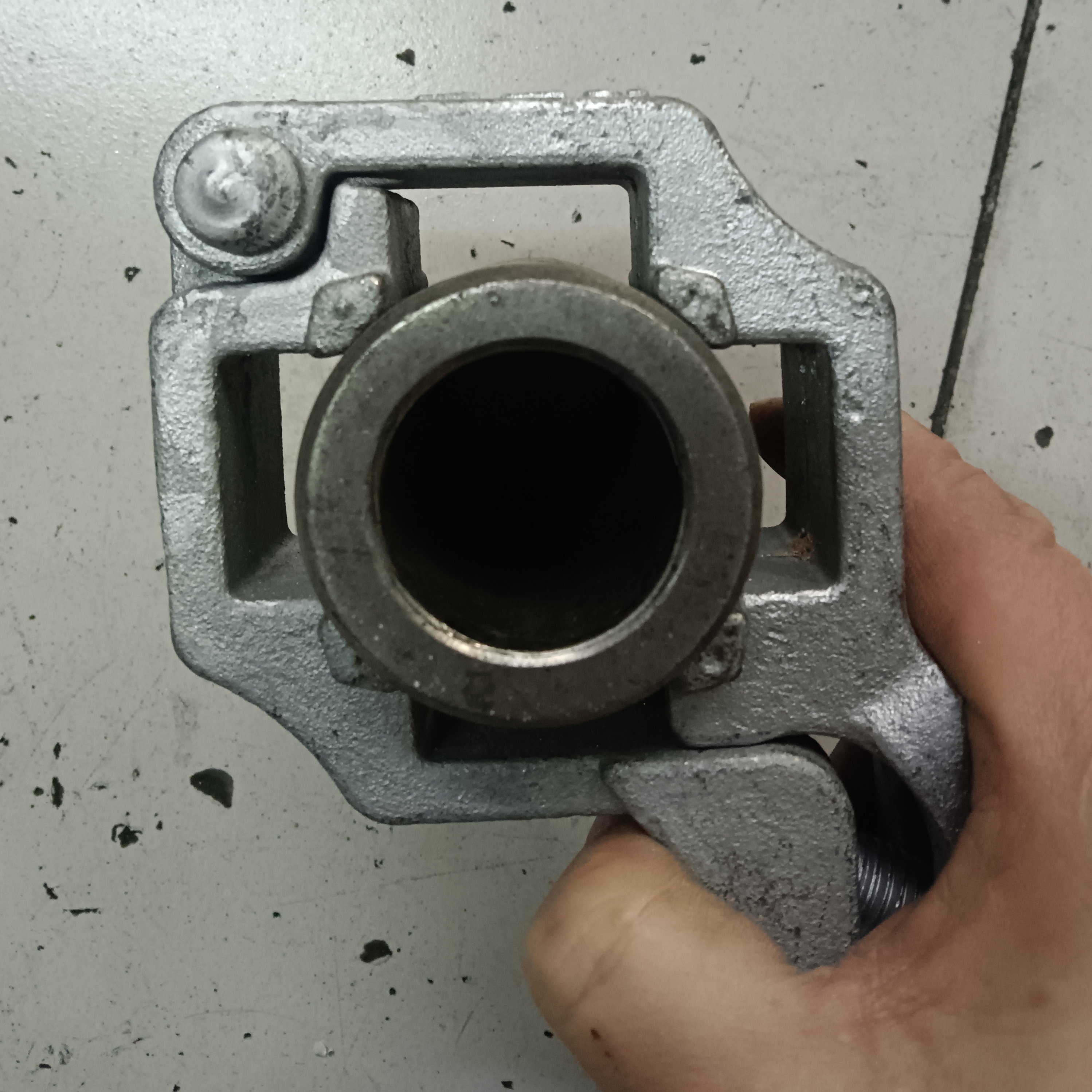 Morsetto per ponteggi a forma speciale con accoppiatore ad anello