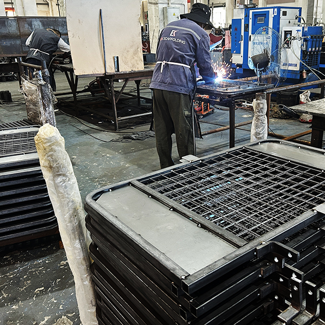 Immagini di produzione del cancello di accesso con scala reversibile 