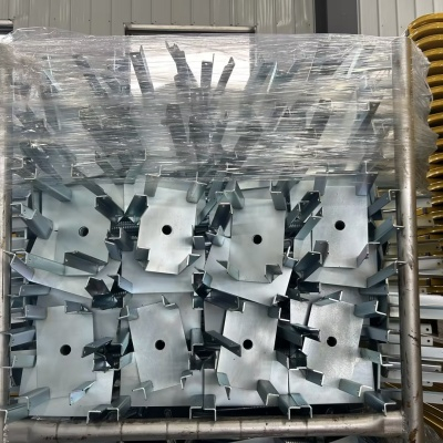 Martinetto con testa a U regolabile per ponteggi