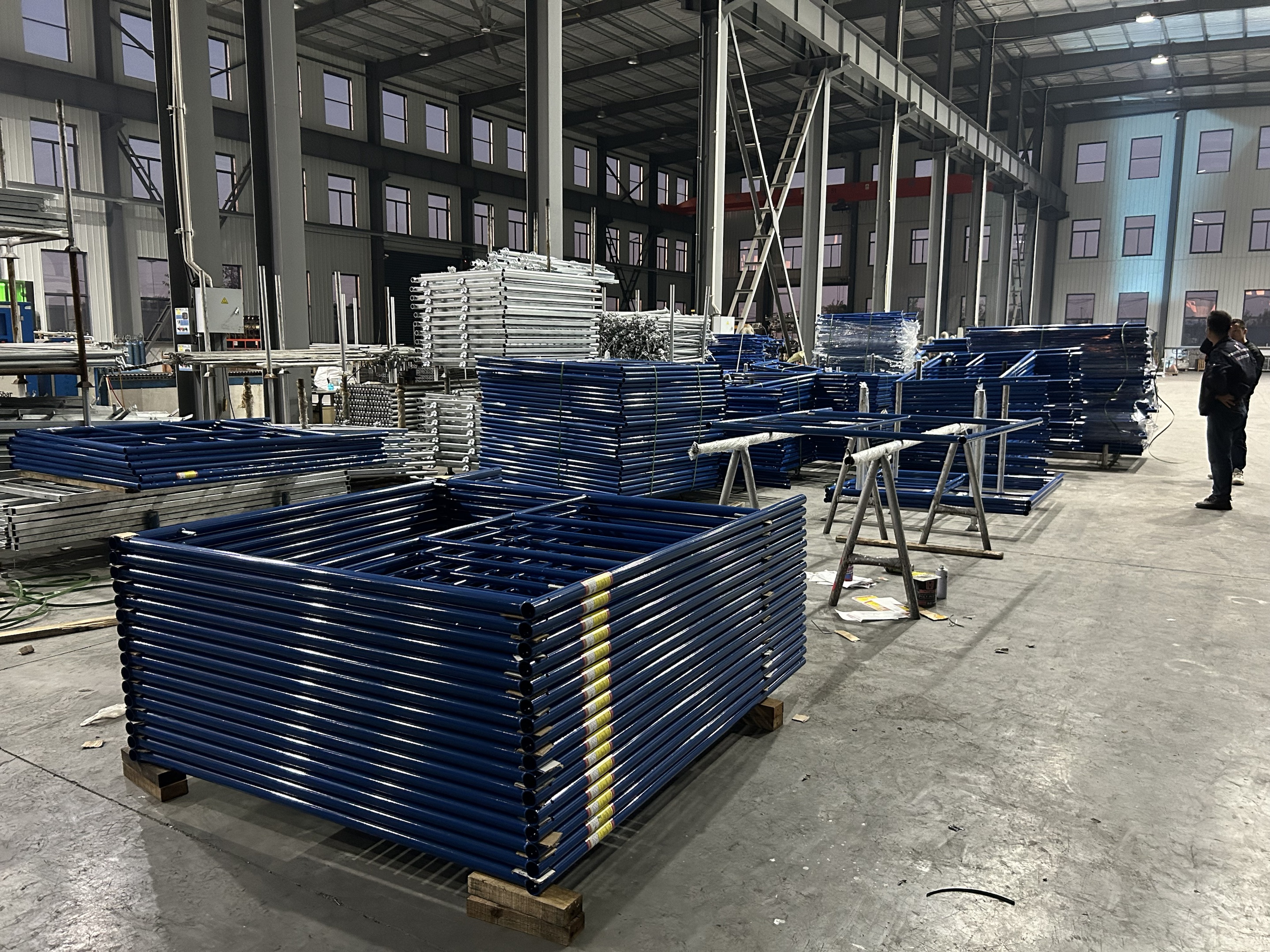 Camminata rivestita in polvere attraverso la cornice