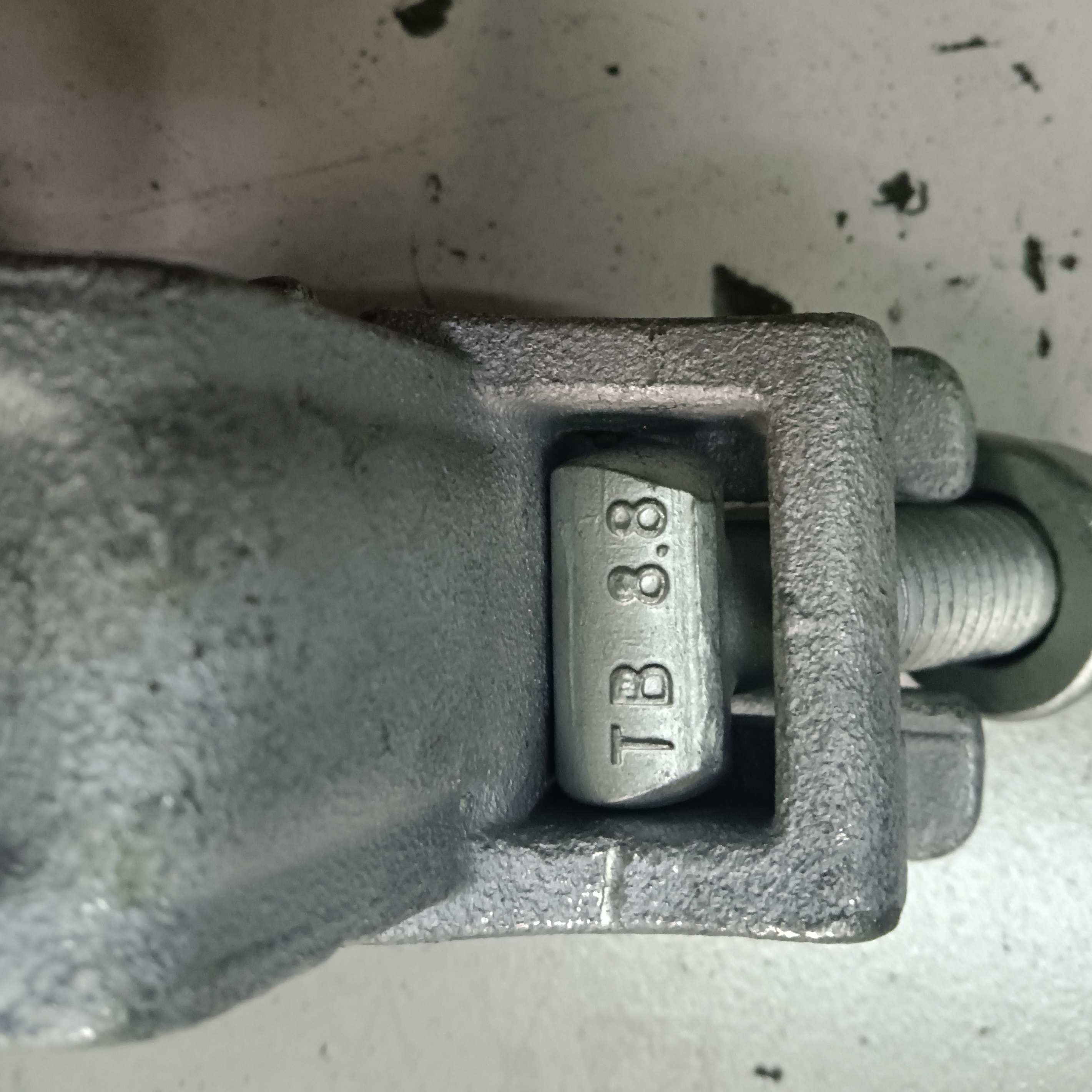 Morsetto per ponteggi a forma speciale con accoppiatore ad anello