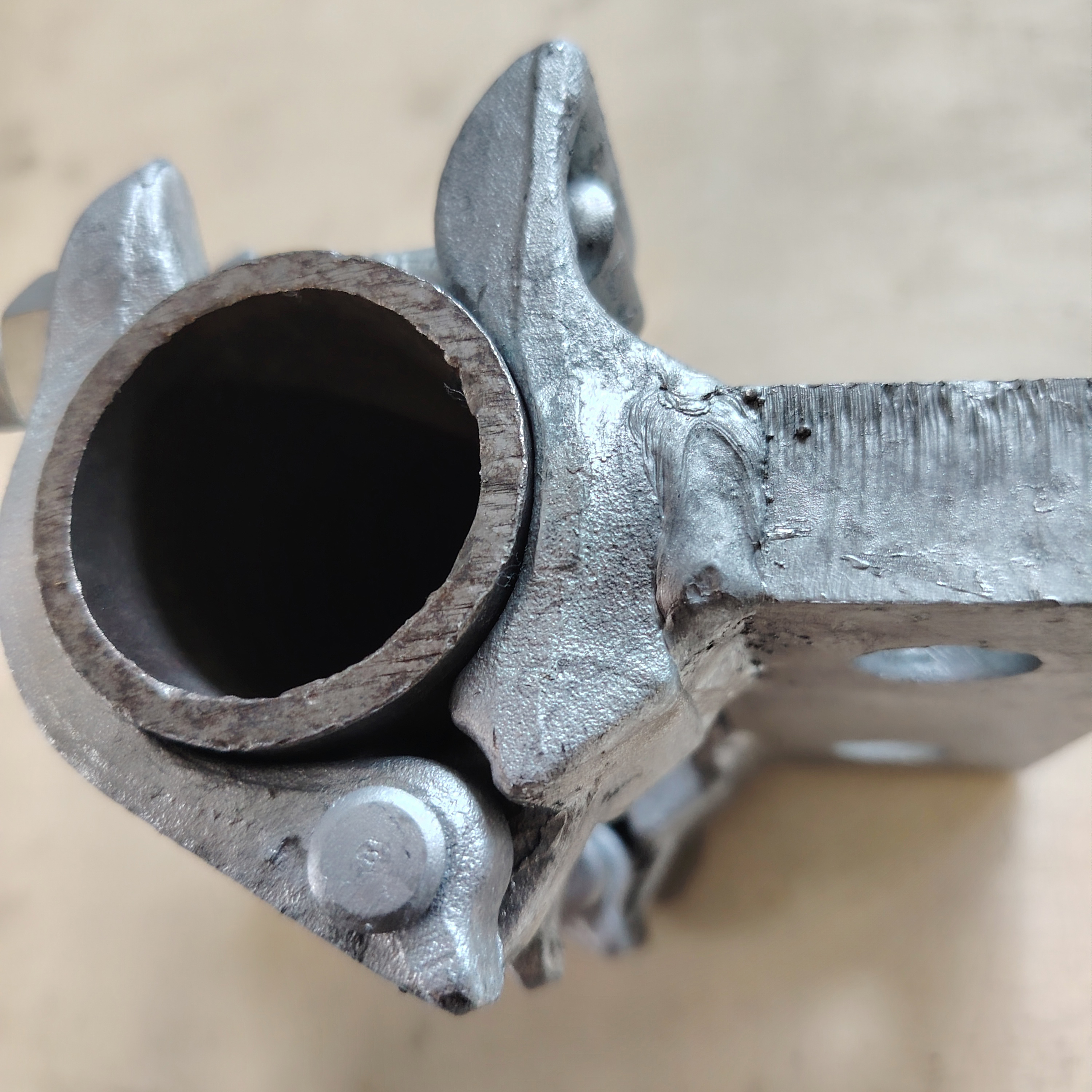 Morsetto per impalcature con base su misura a forma speciale