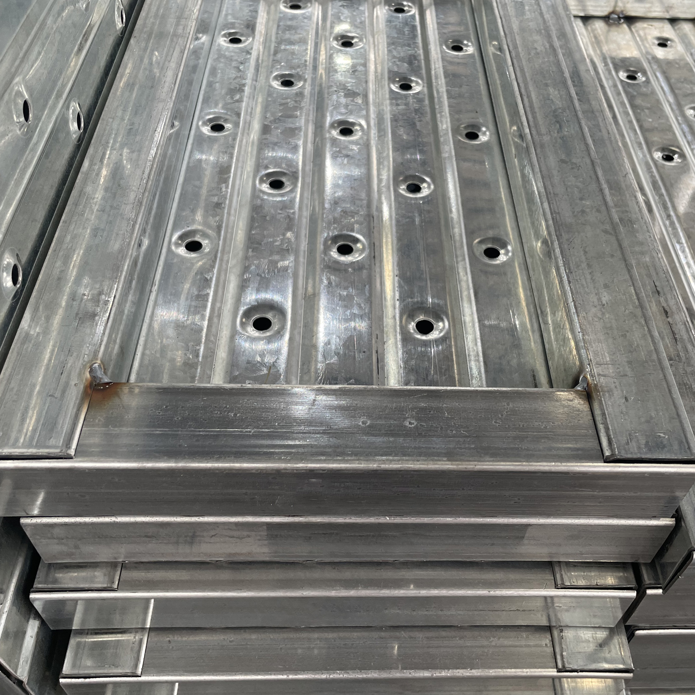 closed steel plank tavola in acciaio chiuso