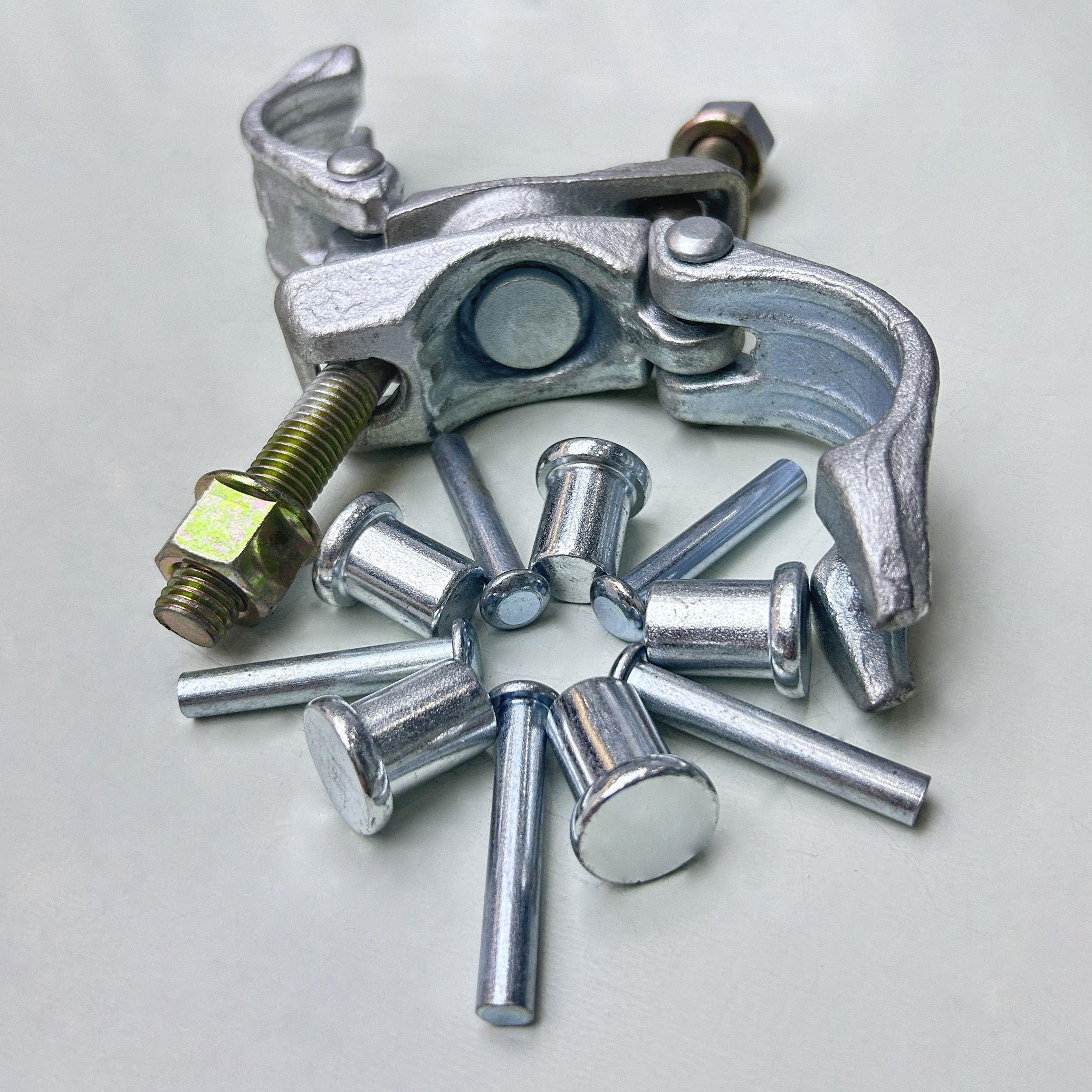 Rivetto per accoppiatore per ponteggi tedesco