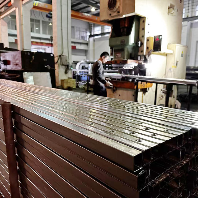 tavola in acciaio chiuso