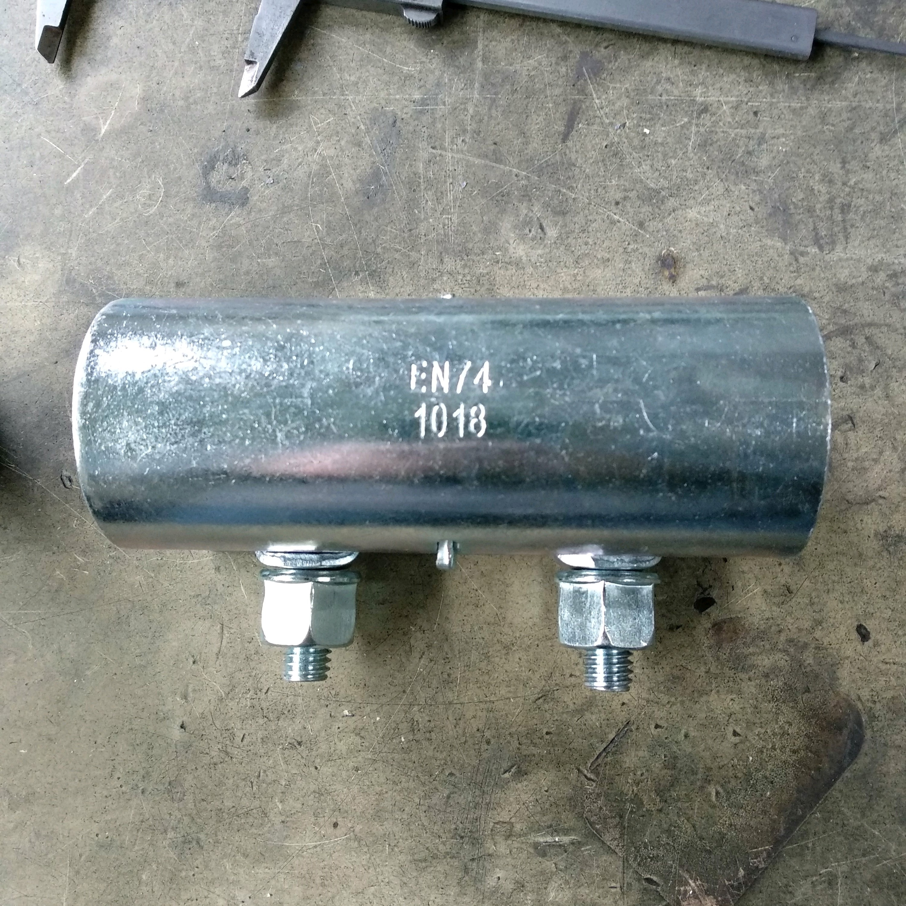 Accoppiatore a manicotto pressato