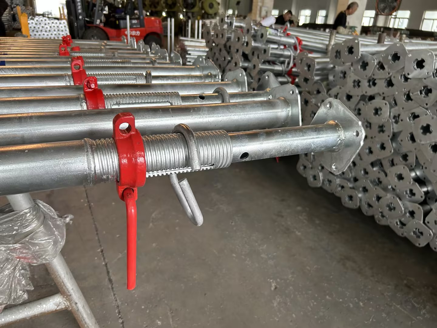 processo di produzione dei puntelli per impalcature