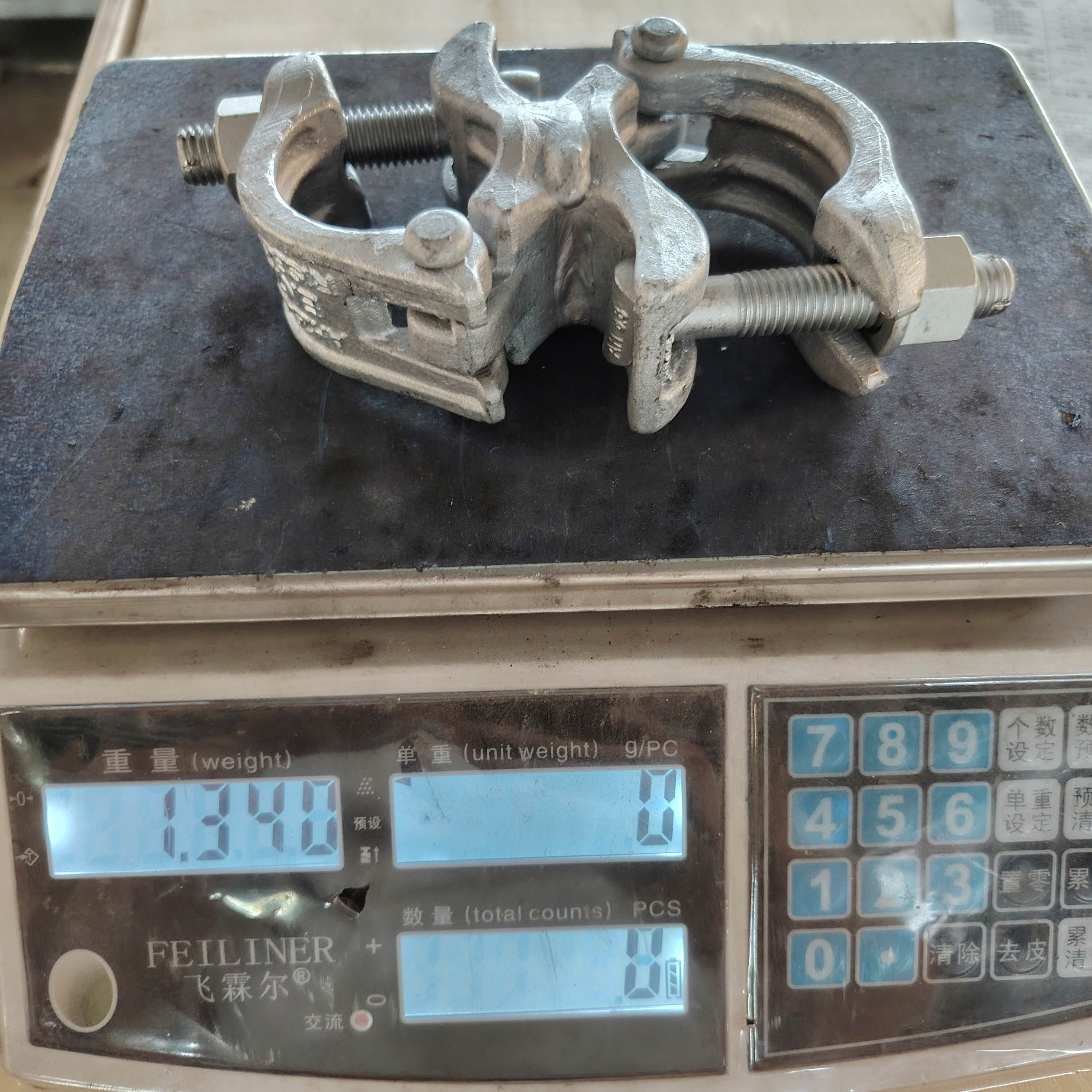 Accoppiatore distanziatore - Morsetto per ponteggi a forma speciale da 74 mm