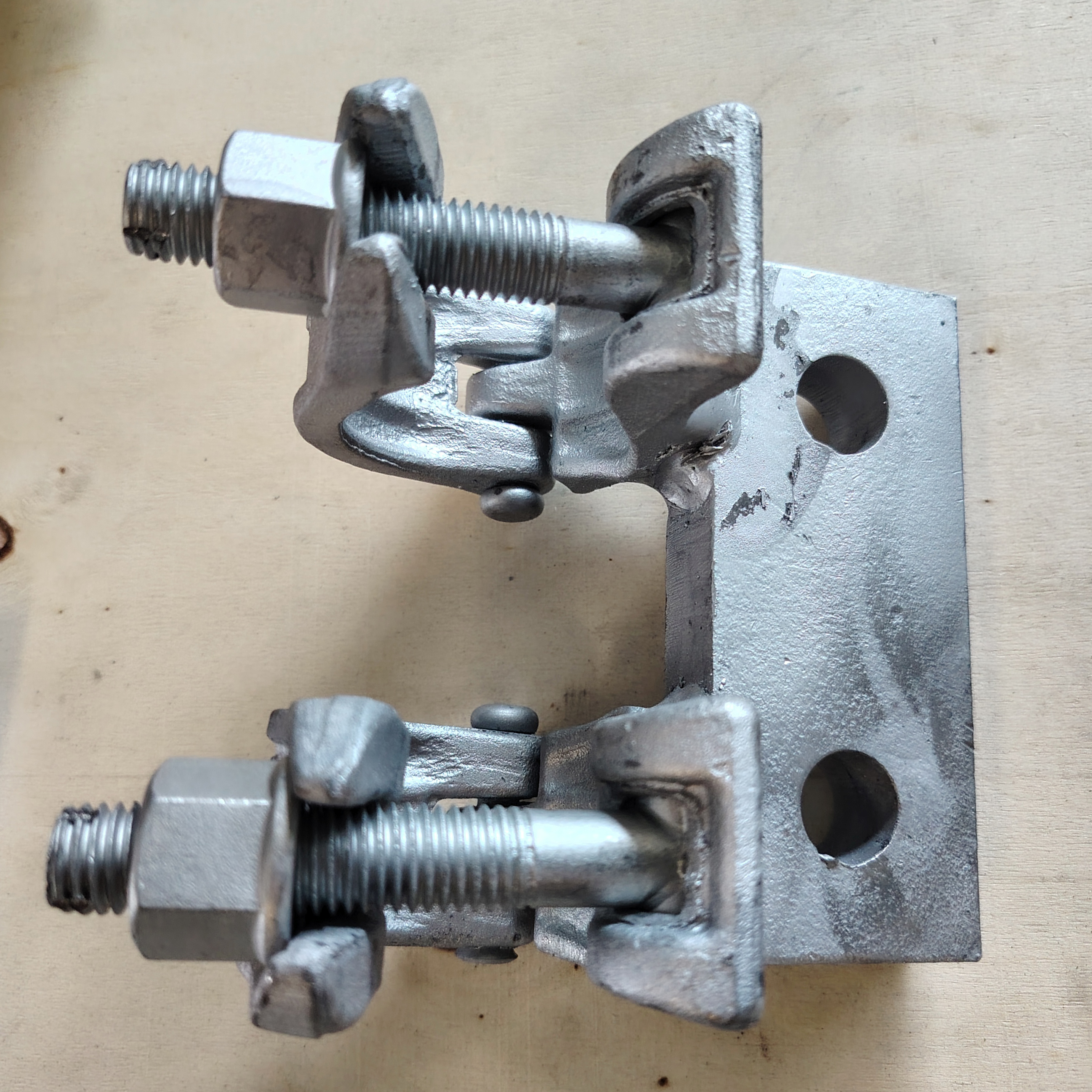 Morsetto per impalcature con base su misura a forma speciale