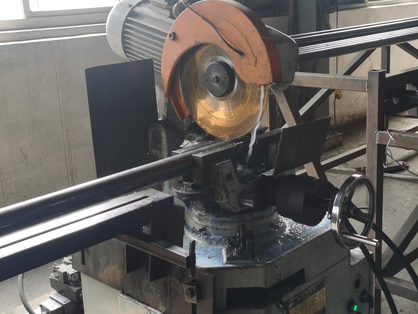 taglio del tubo in acciaio