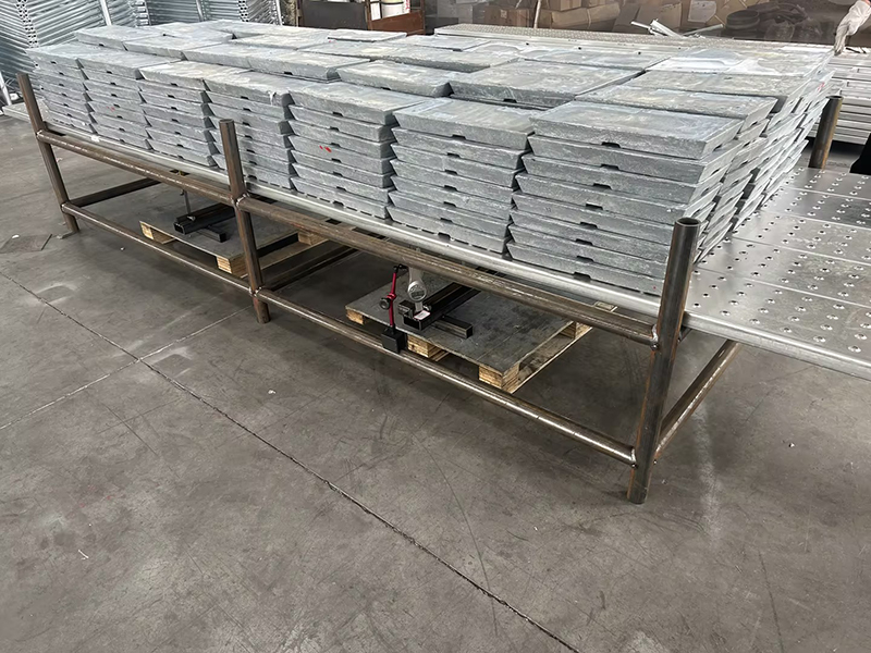 Deformazione e spostamento di una tavola per ponteggio chiusa lunga 4 metri sotto un carico di 5,6 tonnellate.