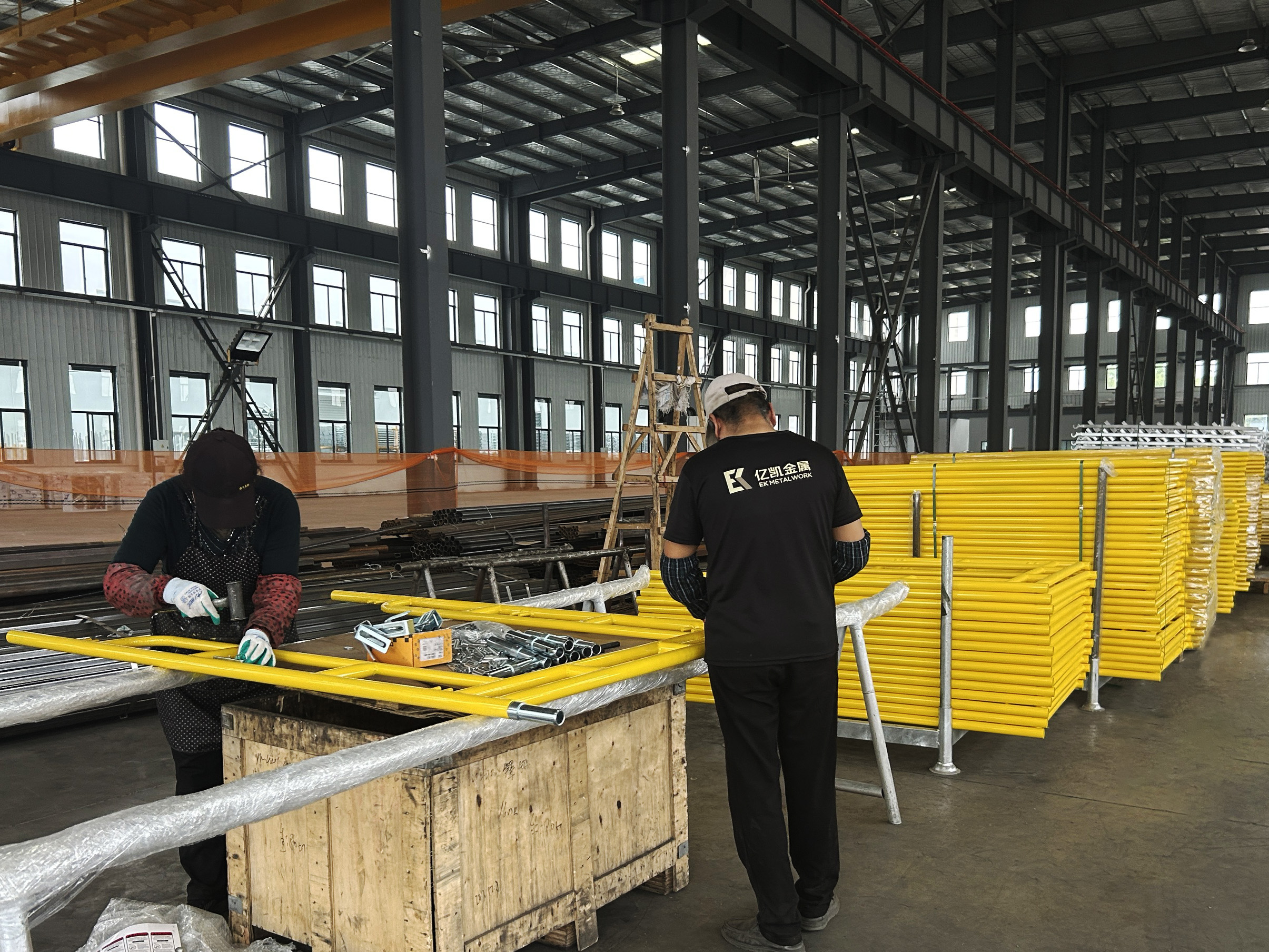 Cammina tra le impalcature 