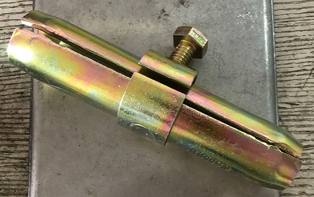 Accoppiatore del perno del giunto di impalcatura pressata