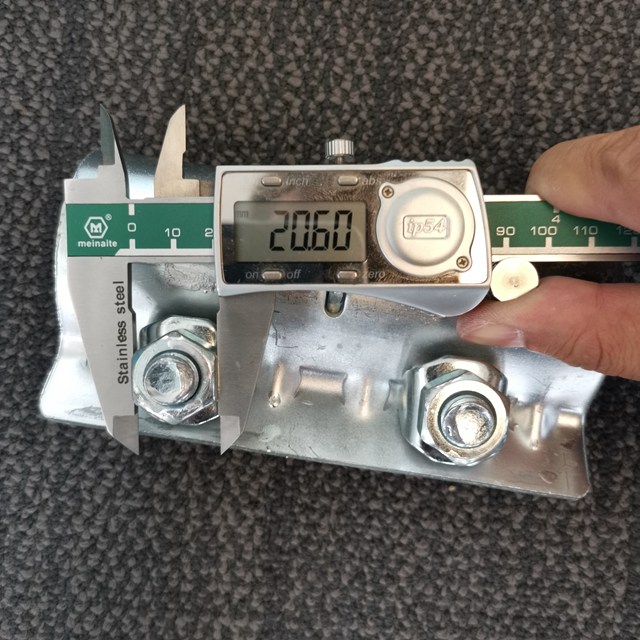 Accoppiatore a manicotto premuto 08