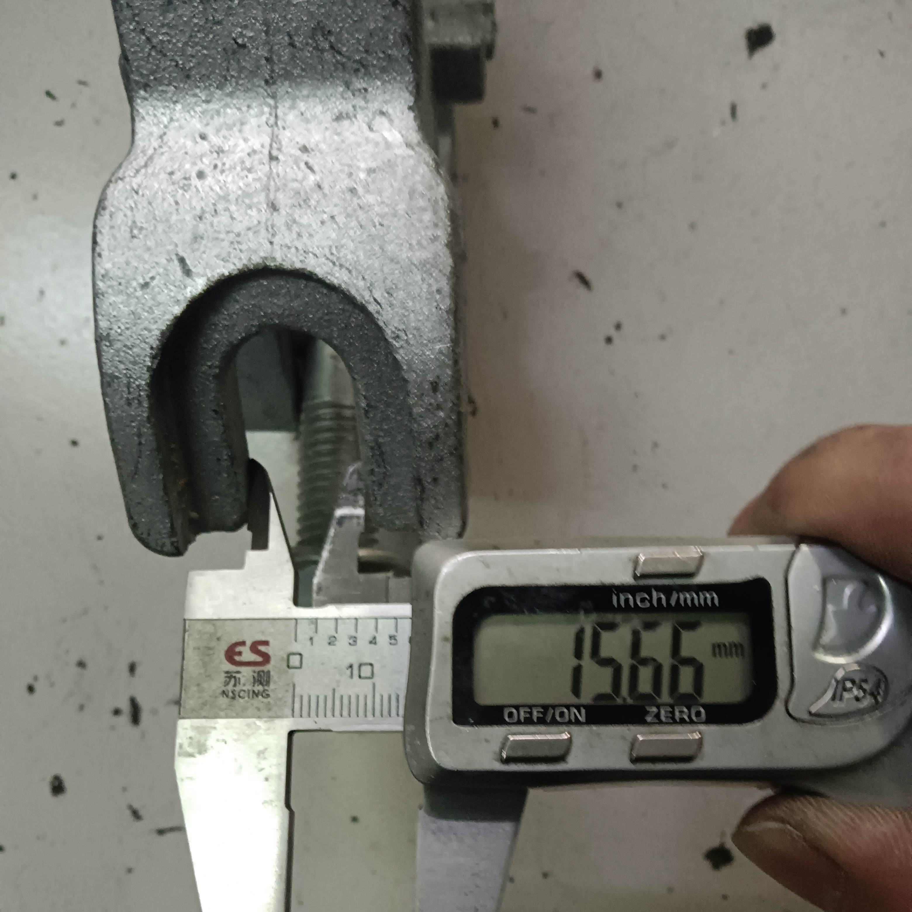 Morsetto per ponteggi a forma speciale con accoppiatore ad anello