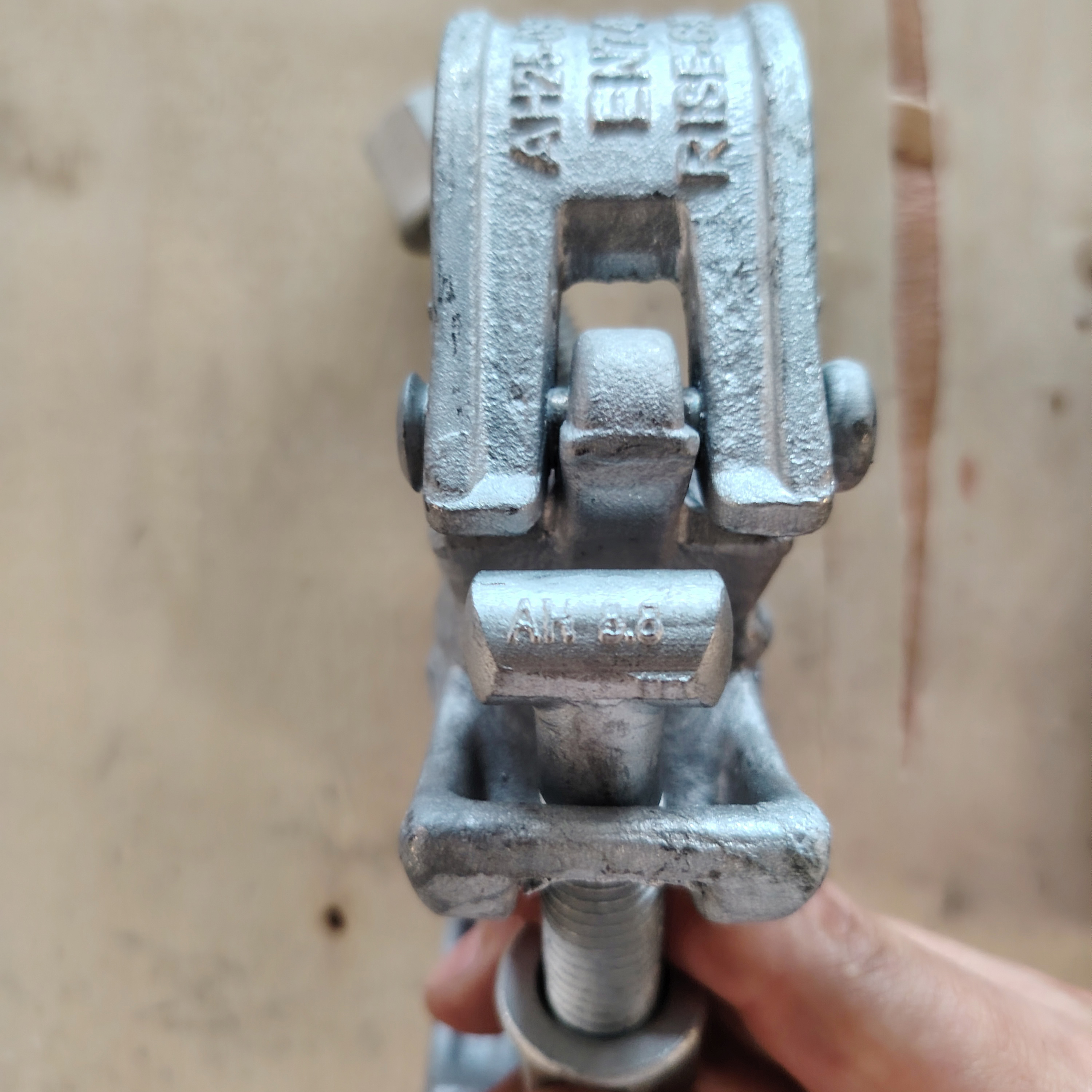 Accoppiatore distanziatore - Morsetto per ponteggi a forma speciale da 74 mm