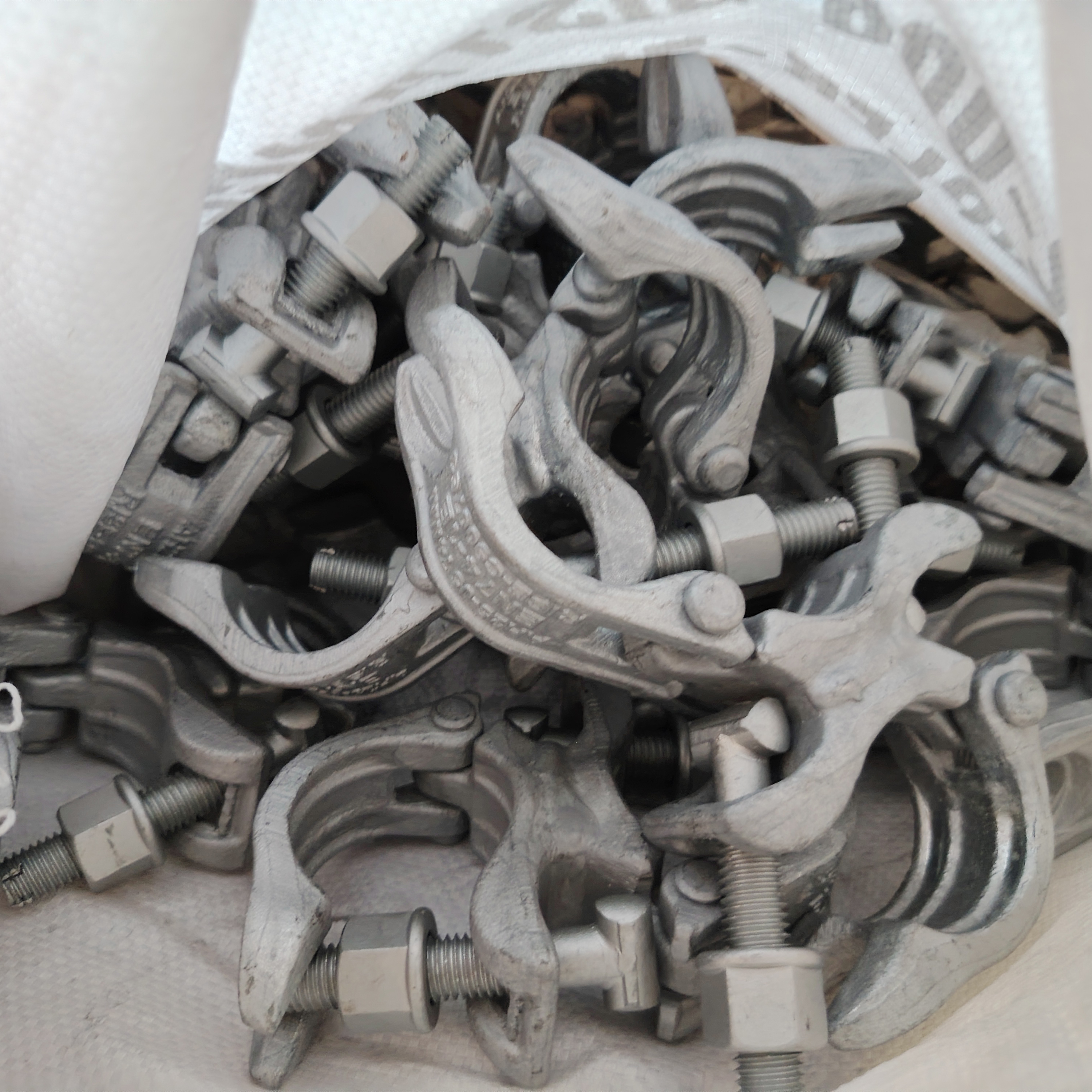 Accoppiatore distanziatore - Morsetto per ponteggi a forma speciale da 74 mm