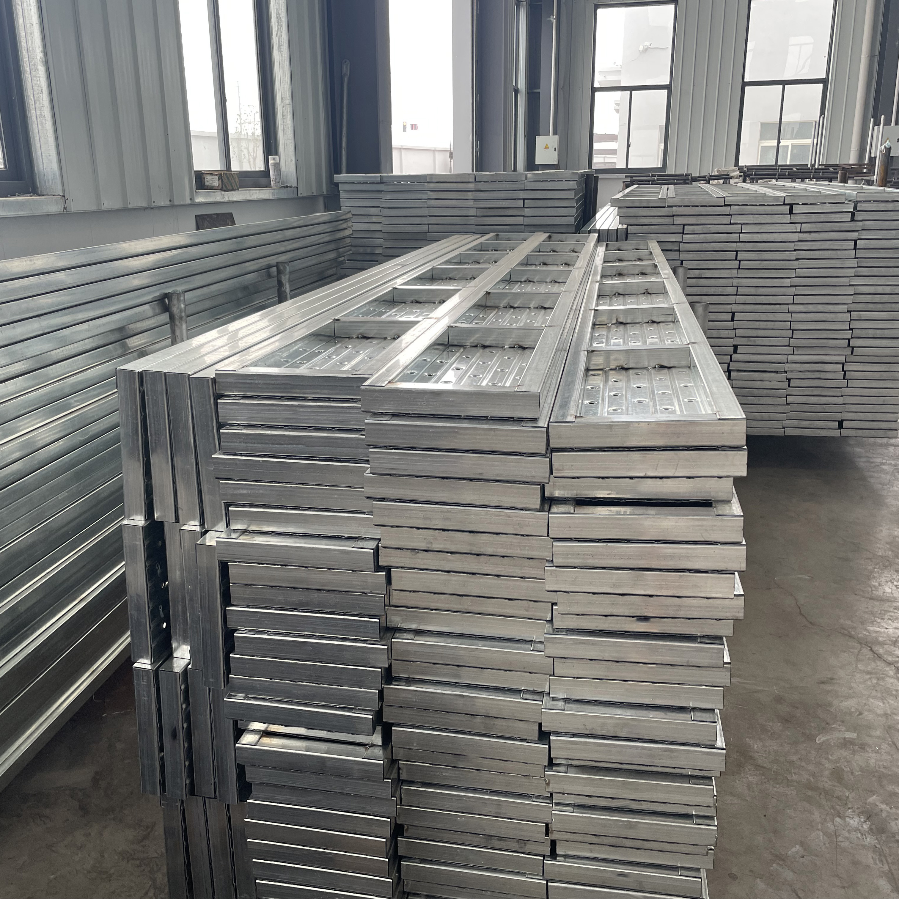 closed steel plank tavola in acciaio chiuso