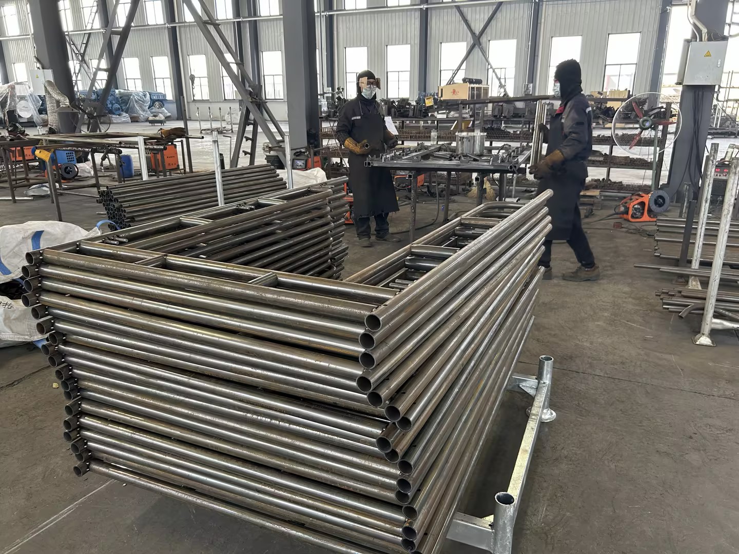 Cammina tra le impalcature 