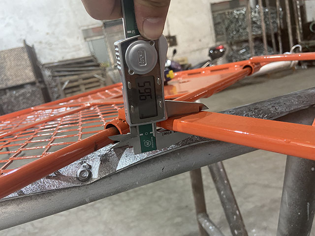 trappola della trappola con impalcatura rivestita in polvere.