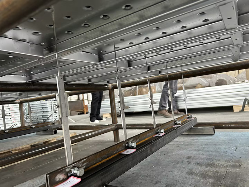 Deformazione e spostamento di una tavola per ponteggio chiusa lunga 4 metri sotto un carico di 5,6 tonnellate.