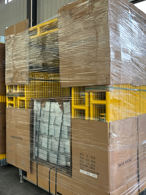 camminata gialla attraverso la cornice