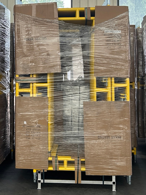 camminata gialla attraverso la cornice