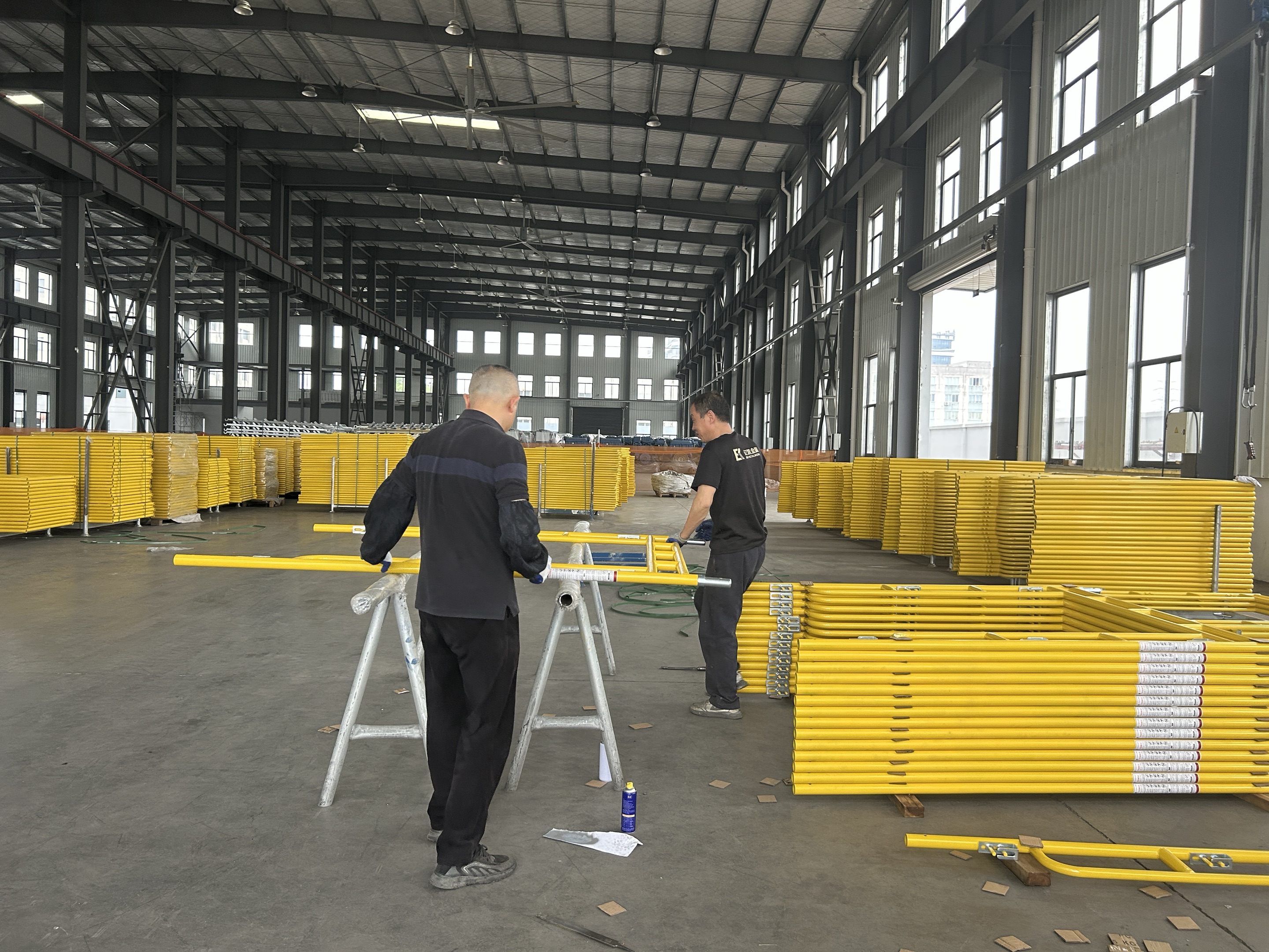 Cammina tra le impalcature 