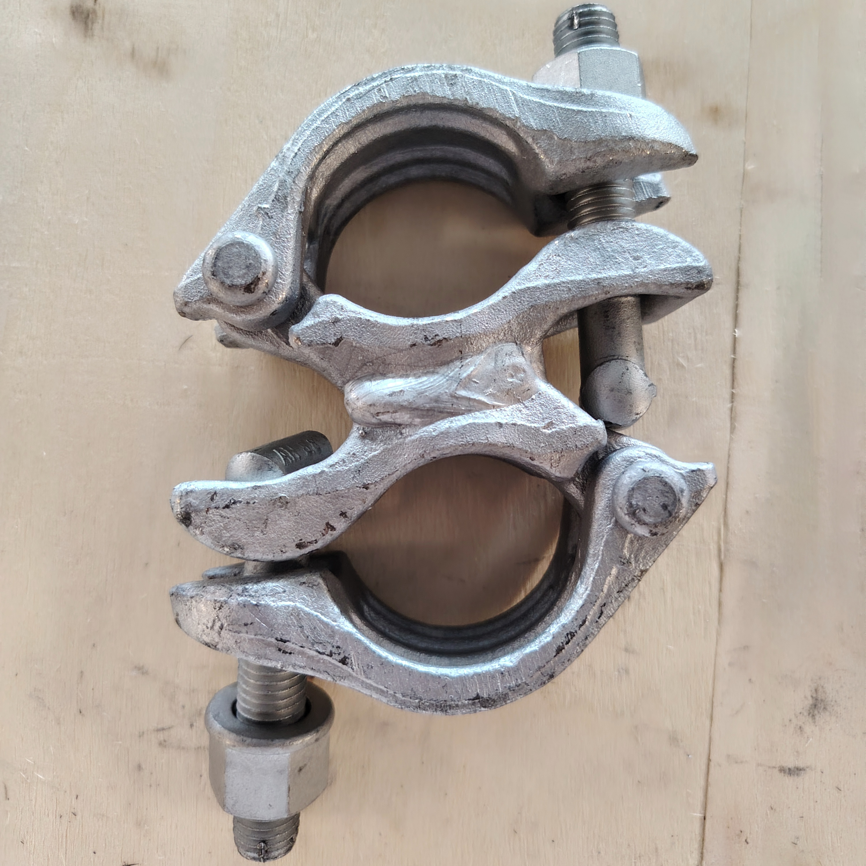 Accoppiatore distanziatore - Morsetto per ponteggi a forma speciale da 74 mm