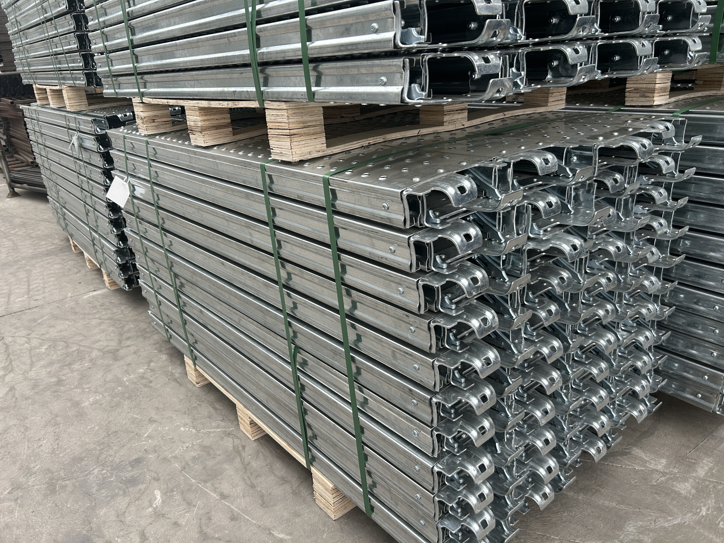 tavola per ponteggio con gancio 