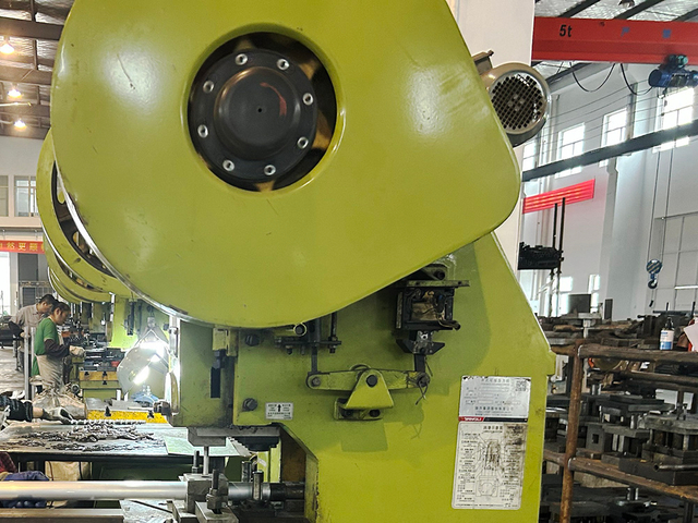 Macchina da punzonatura