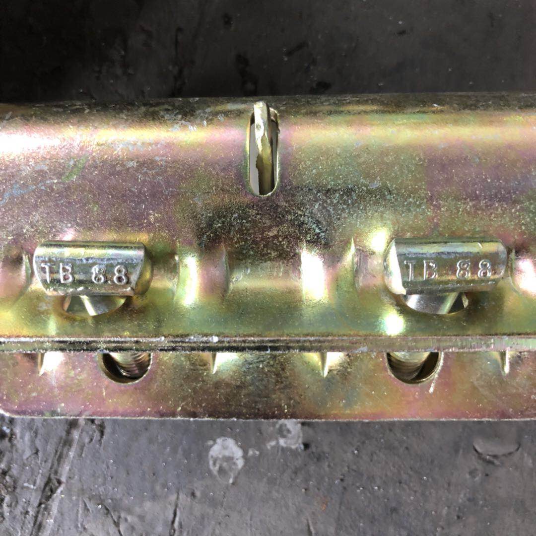 Accoppiatore a manicotto pressato