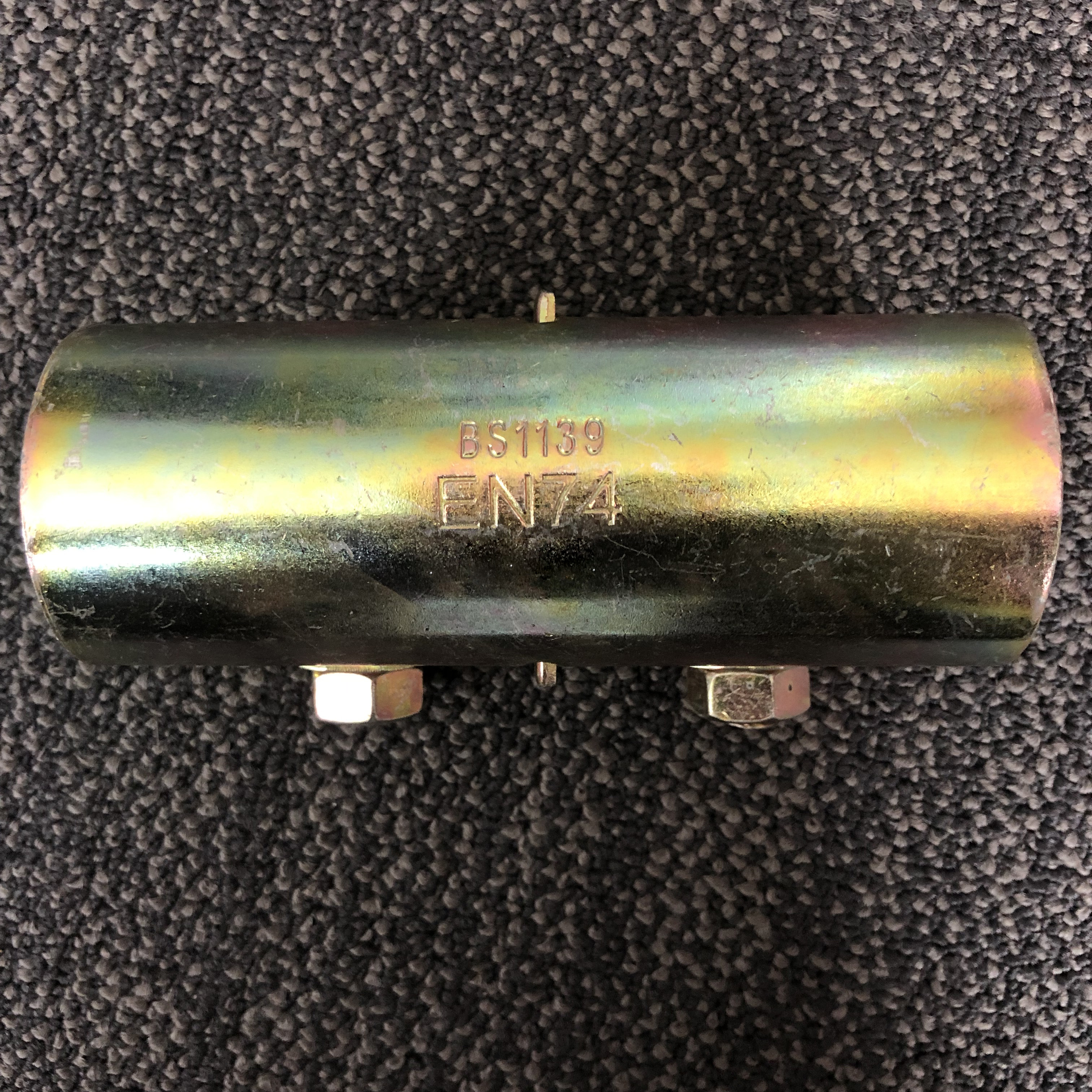 Accoppiatore a manicotto pressato