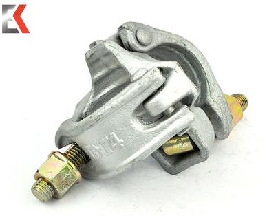 Accoppiatore di impalcature ad angolo retto