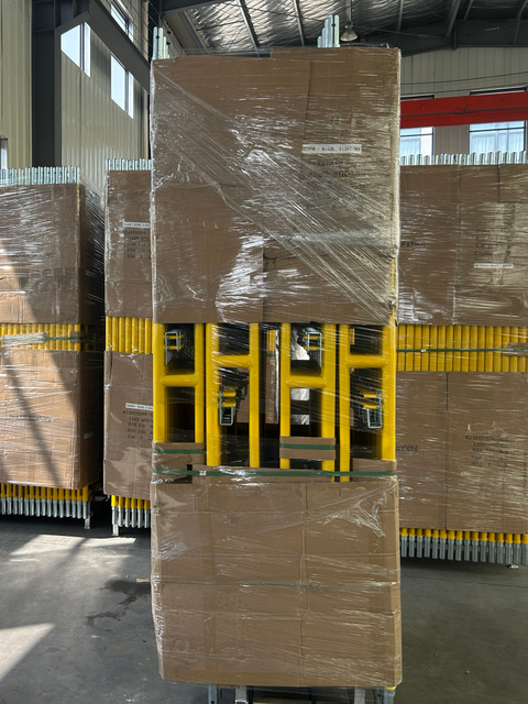 camminata gialla attraverso la cornice