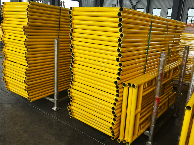 Frame di camminata giallo attraverso