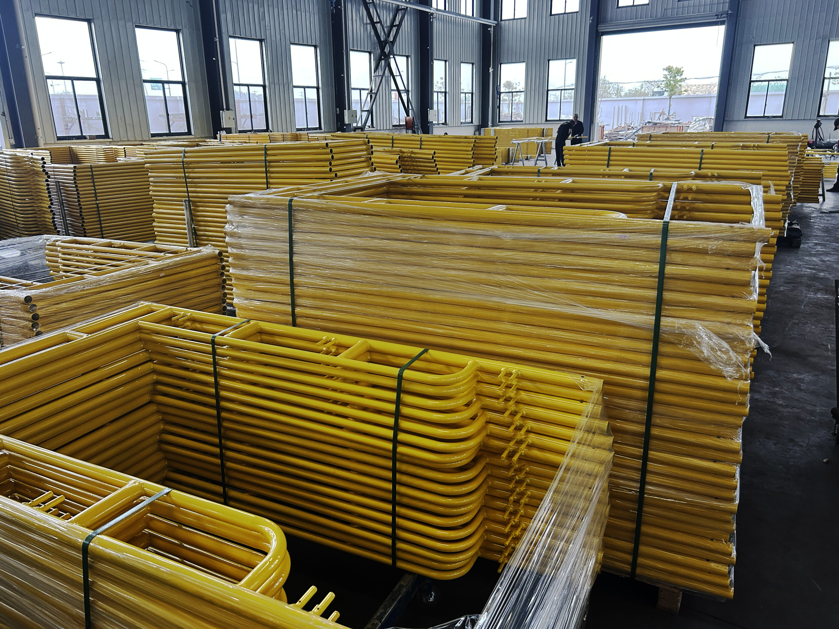 Camminata rivestita in polvere attraverso la cornice