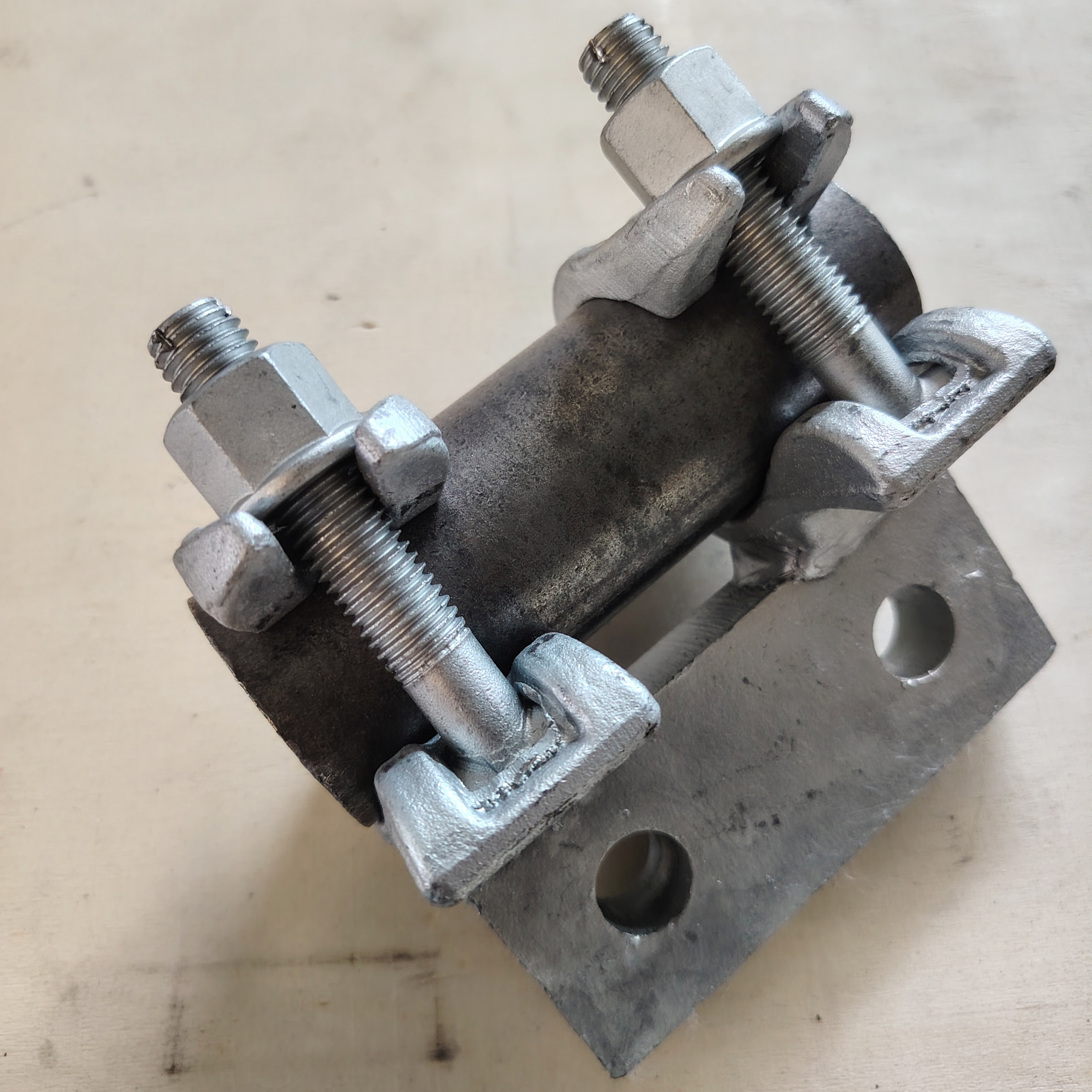 Morsetto per impalcature con base su misura a forma speciale