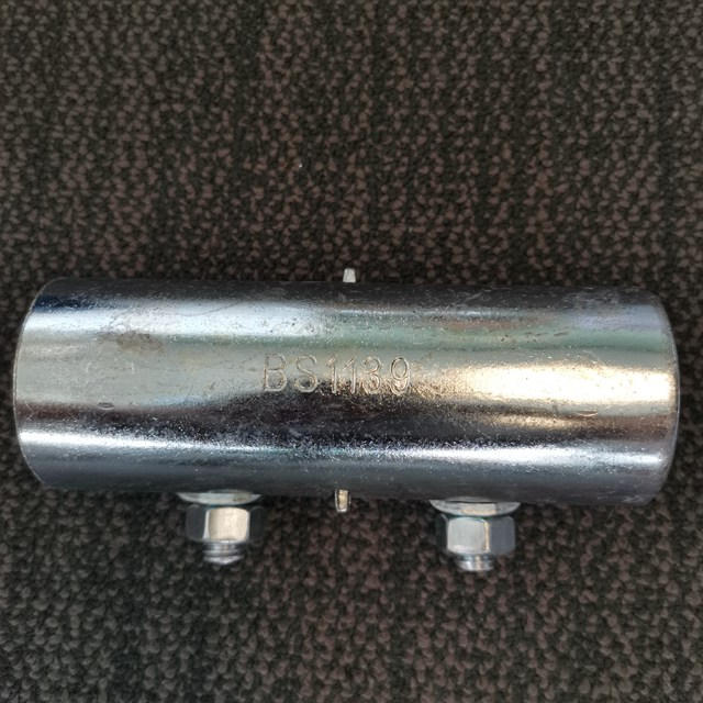 Accoppiatore a manicotto pressato