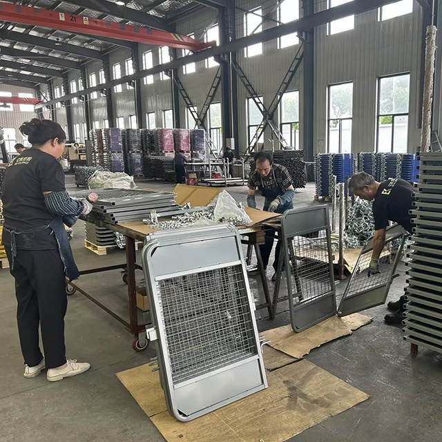 Assemblaggio di cancelli per impalcature